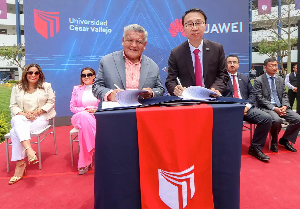 La firma de la alianza contó con la presencia del CEO de Huawei en el Perú, Liu Jiaxin, y el dueño de la UCV, César Acuña. Esta foto es de noviembre del 2023.