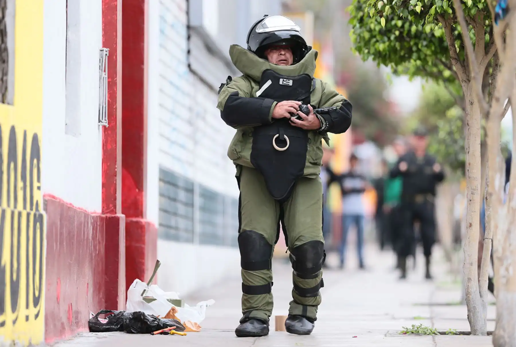 Este es el traje especial que deberían usar los agentes UDEX de Trujillo para localizar y manipular un artefacto explosivo. FOTO ANDINA