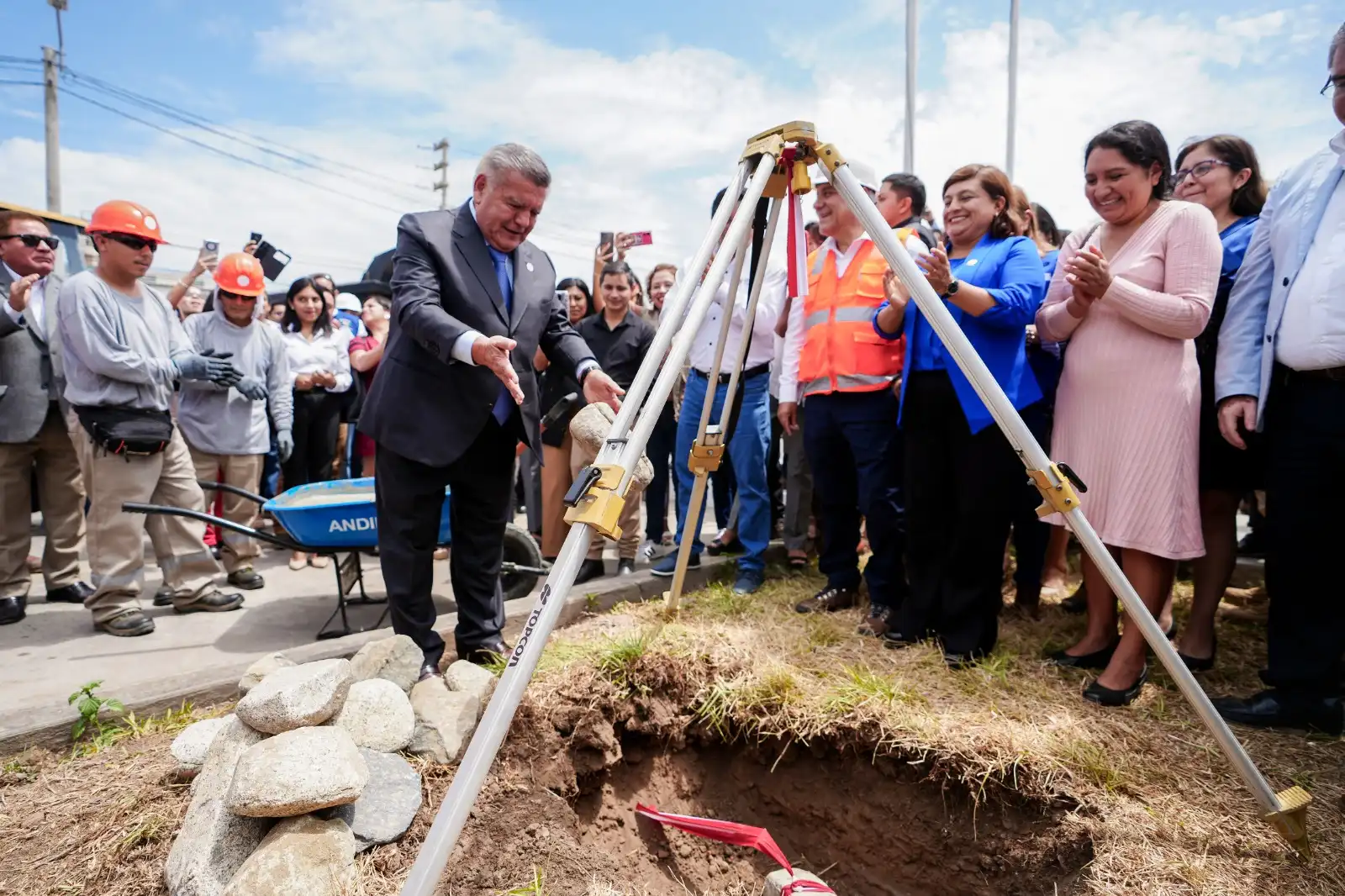 El 1 de abril de 2024, antes de viajar a China, el gobernador César Acuña colocó la primera piedra de lo que será el nuevo e imponente edificio del Gobierno Regional de La Libertad.